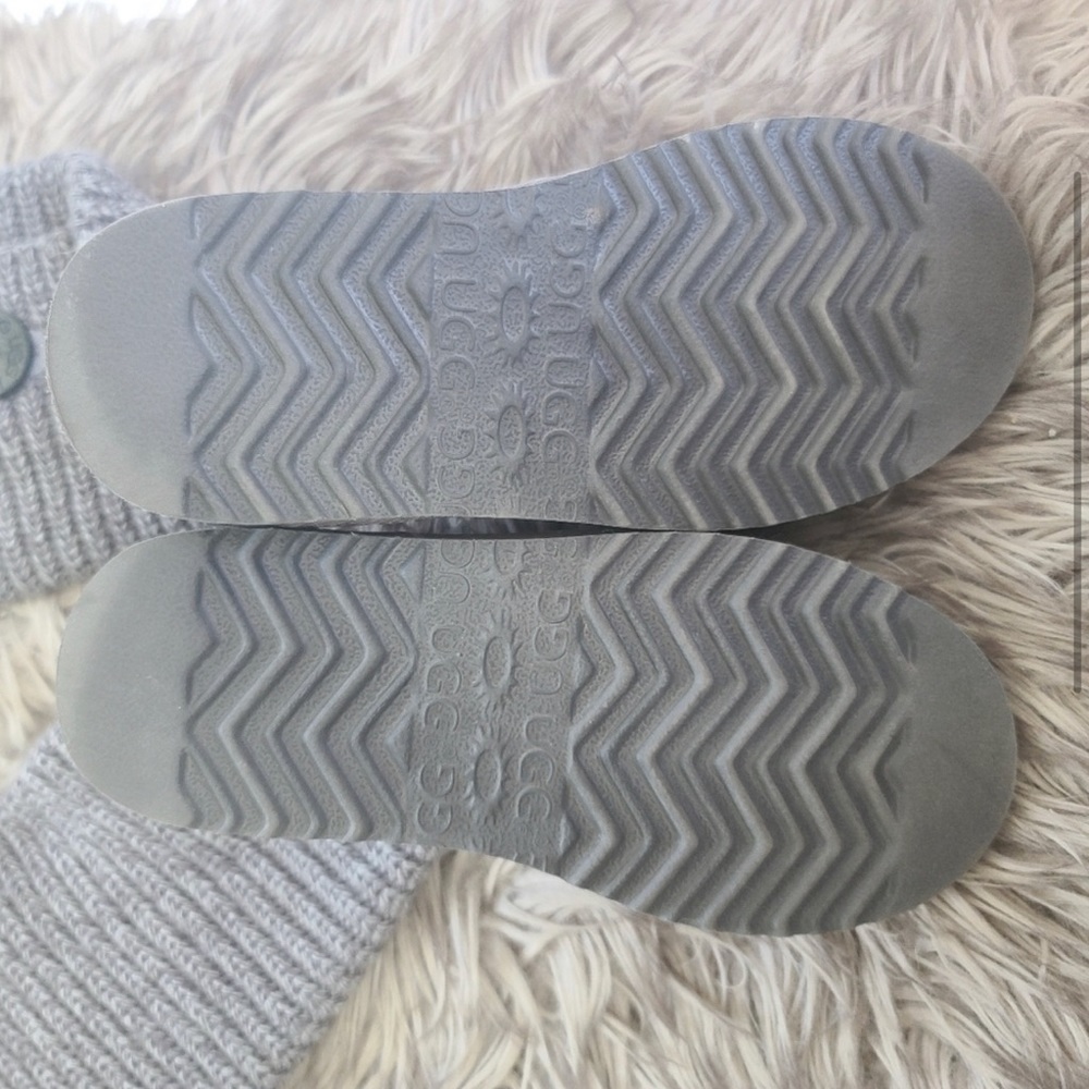Like New UGG Classic Cardy Button Knit boot SZ 5